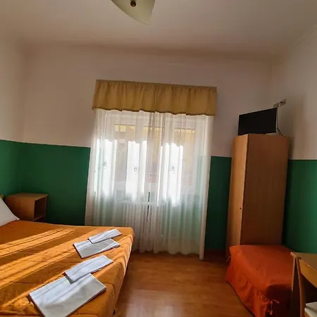 Santa Lucia Πανσιόν 3*